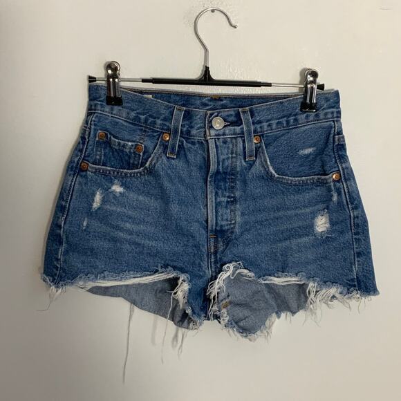 Levi Cut off Jeans size 24 - Picture 1 of 4